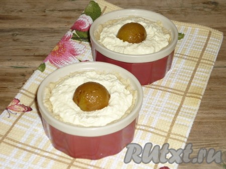 Поверх творога, по желанию, поместить ягоды или фрукты (я выложила половинки консервированных слив) и слегка вдавить их в творог.