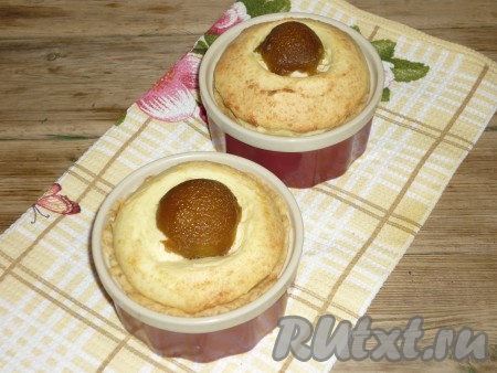 Выпекать песочные пирожные с творогом в разогретой до 180 градусов духовке минут 35 (творожная начинка должна слегка подняться и подрумяниться).&nbsp;