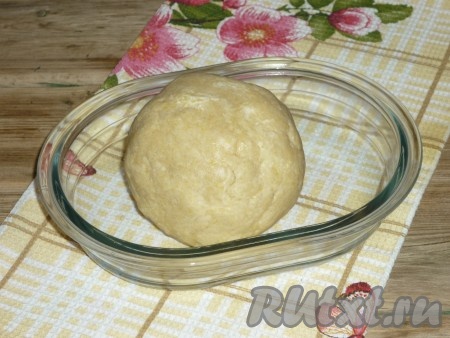 Для замешивания песочного теста нужно замороженное сливочное масло натереть на крупной тёрке. В миске смешать муку с сахаром и солью, вбить яйцо и добавить натёртое масло. Быстро замесить руками мягкое, не липнущее к ладоням песочное тесто. Как только тесто соберётся в ком, больше вымешивать не нужно. Если тесто не будет собираться в ком, тогда влейте постепенно 1-2 столовых ложки холодной воды, полностью вмешивая воду в тесто. Если же тесто сильно липнет к рукам, тогда добавьте совсем немного муки. Завернуть тесто в плёнку и отправить в холодильник на 30 минут.