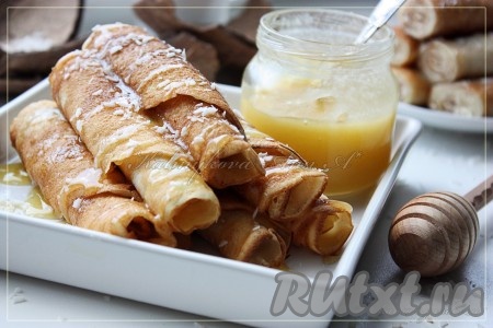 Вкусные блины с кокосовой стружкой готовы.