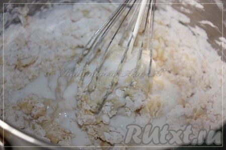 Постепенно добавляя молоко, продолжать перемешивать тесто венчиком до получения однородной массы.