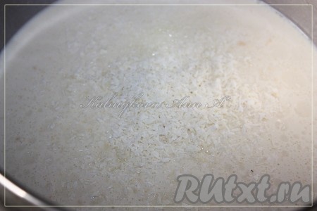 Добавить кокосовую стружку и дать тесту немного постоять, примерно минут 10.