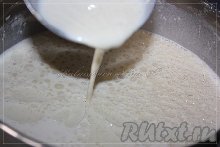 Тесто получается жидким, влить растительное масло.