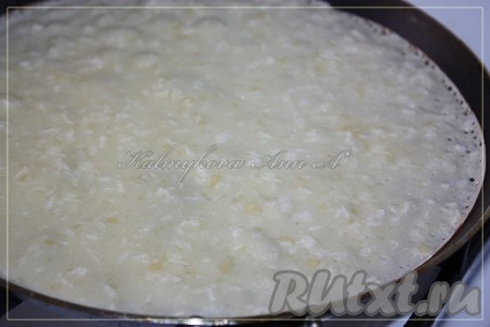 Выпекать блины на хорошо разогретой сковороде, слегка смазанной маслом. Перед тем как наливать тесто на сковороду, каждый раз перемешивайте его, чтобы кокосовая стружка равномерно распределялась.