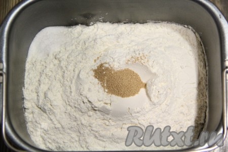 Далее добавить просеянную муку, соль и дрожжи. Последовательность закладки продуктов смотрите в инструкции к вашей хлебопечке. Выставить режим хлебопечки "Основной" или "Белый хлеб", у меня этот режим длится 3 часа 30 минут, вес - 750 грамм, цвет корочки - средний.