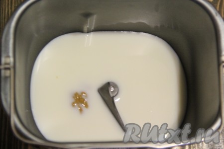 В ведёрко хлебопечки влить молоко, добавить сахар и горчицу.