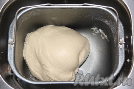 На фото видно, каким ровным и гладким должен получиться колобок.
