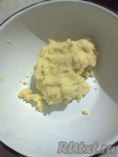 Готовим коржи. Мягкое масло, сахар, желтки, ванильный сахар взбиваем миксером. Добавляем муку. Перемешиваем в однородную массу.