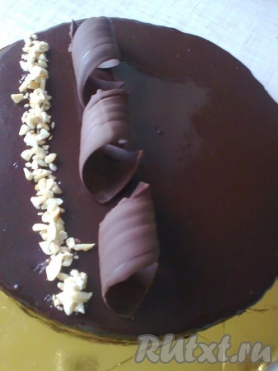 Украшаем торт "Птичье молоко" арахисовой крошкой, завитками и  вишней.