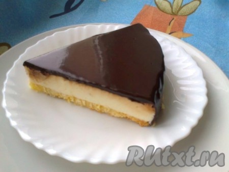 Вот так торт "Птичье молоко" выглядит в разрезе, резать надо горячим сухим ножом одним движением, чтобы глазурь не попала на срез.
