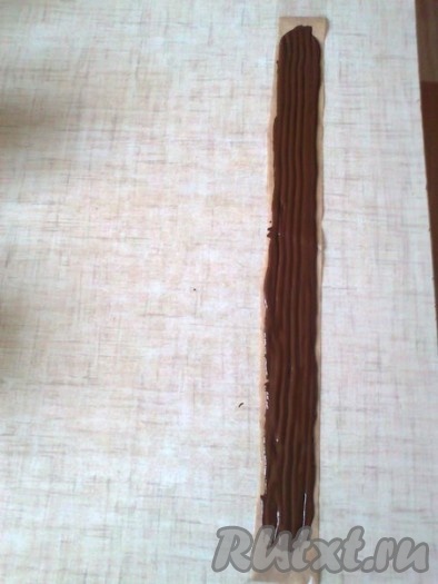 Приготовим шоколадные завитки. Шоколад и масло растапливаем на водяной бане, наносим на полоску из пергаментной бумаги растопленный шоколад. Проводим вилкой для рельефности.
