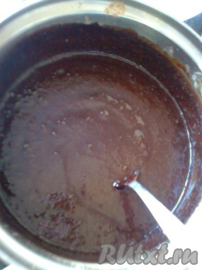 За это время готовим зеркальную шоколадную глазурь.
Замачиваем агар-агар в 140 мл воды на 10 минут. Через 10 минут в кастрюльку насыпаем 250 грамм сахара, смешанного с 80 граммами просеянного порошка какао, наливаем 80 мл сливок (я взяла хорошую сметану) и замоченный агар-агар с водой, все время перемешивая, доводим до кипения, варим 2 минуты на среднем огне и выключаем огонь.