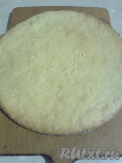 Выпекаем корж в разогретой духовке при температуре 170-180 градусов 15-20 минут. Корж не должен пересохнуть. Остужаем.
