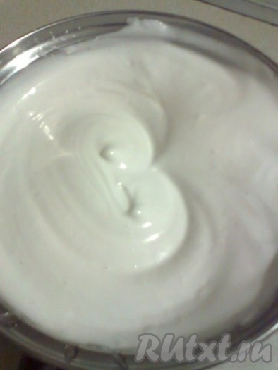 Вливаем готовый горячий сироп с агар-агаром очень тонкой струйкой во взбитые белки, постоянно взбивая миксером. Масса моментально увеличится в объеме в несколько раз. Взбиваем до густого состояния. Густеть масса будет по мере остывания агар-агара.
