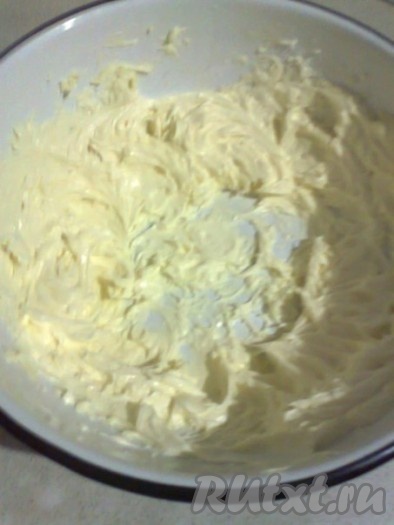 Готовим суфле. Сгущенное молоко взбиваем с маслом и ванильным сахаром в однородную массу и оставляем  при комнатной температуре.