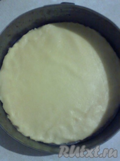 Дно формы застилаем пергаментной бумагой, тесто&nbsp; размазываем в круг по форме. Можно накрыть тесто пленкой и прокатать скалкой.