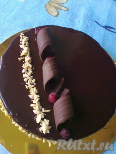 Украшаем торт "Птичье молоко" арахисовой крошкой, завитками и  вишней.