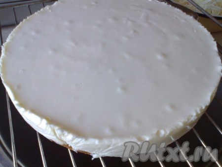 Вынимаем из холодильника торт и ставим его на решётку.