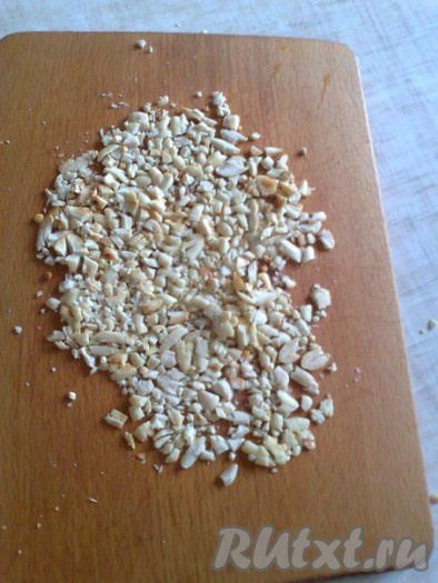 Арахис подсушиваем на сухой сковороде, измельчаем скалкой.
