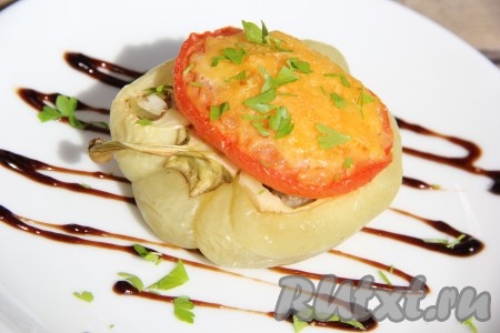 Готовые фаршированные перцы подать в горячем виде. По желанию, перед подачей, можно оформить тарелку полосочками из соуса или кетчупа и посыпать перцы рубленой зеленью. Вот такие ароматные, вкусные и нежные получаются перцы, запеченные в духовке с фаршем.
