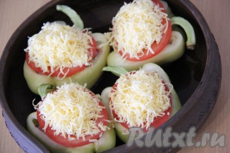 Поверх помидора выложить сыр пышной горкой. Поставить перцы с фаршем, помидорами и сыром в разогретую духовку и запекать при 200 градусах, примерно 20-25 минут.
