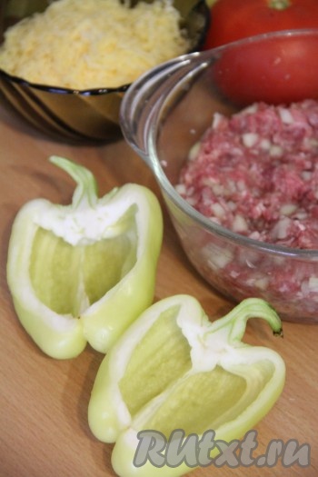 Перец вымыть, разрезать на две половинки, семечки удалить. Хвостики лучше оставить.