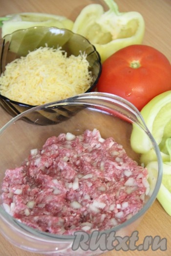 Хорошо вымесить фарш.