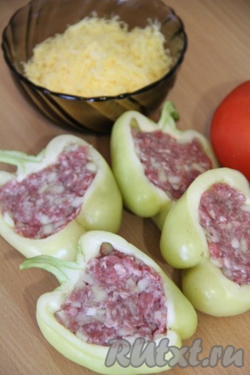  Выложить фарш в лодочки из перцев и хорошо утрамбовать.