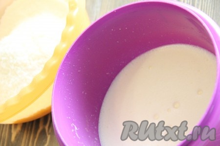 Сливочное масло растопить в микроволновке, дать немного остыть. К взбитым яйцам влить молоко и остывшее растопленное масло, взбить миксером до однородности.&nbsp;
