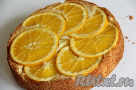 Пирог покроется красивой румяной корочкой. Готовность можно проверить сухой зубочисткой (если после прокалывания теста зубочистка останется сухой, значит выпечка готова). Достать готовый пирог из духовки, остудить в форме. Затем снять бортики формы и перевернуть пирог на плоскую тарелку.