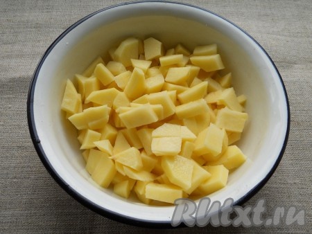 Картофель очистить и нарезать небольшими кубиками.
