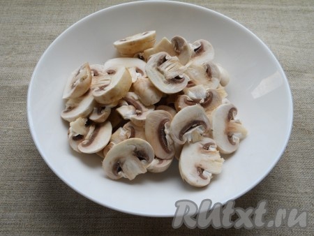 Шампиньоны нарезать не слишком тонкими пластинами.
