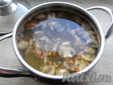 Выключить газ, накрыть кастрюлю крышкой и дать супу настояться 10-15 минут.