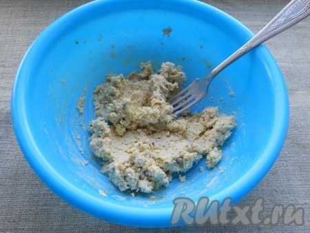 Массу посолить по вкусу, еще раз тщательно растереть ложкой или вилкой.