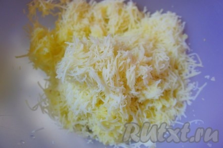 Картофель очистить и отварить в подсоленной воде. Воду слить. Картофель обсушить на салфетке, затем протереть через сито или натереть на мелкой тёрке.
