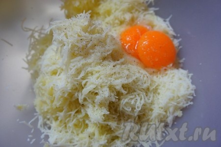 В полученную массу добавить яичные желтки, соль, перец, перемешать.