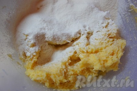 В полученную массу добавить муку, перемешать.
