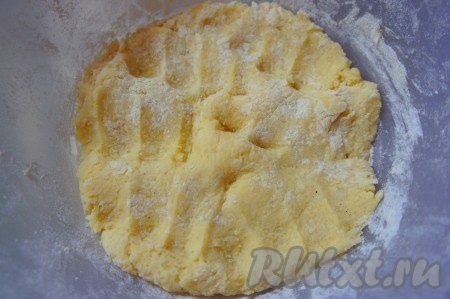 Замесить эластичное тесто.