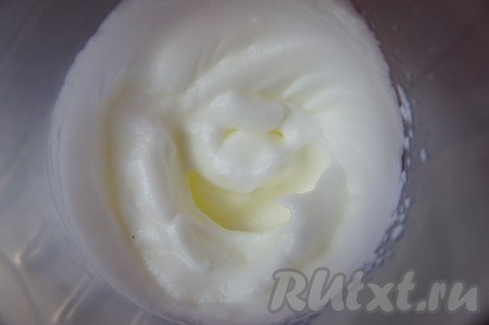 Белки взбить в густую пену.