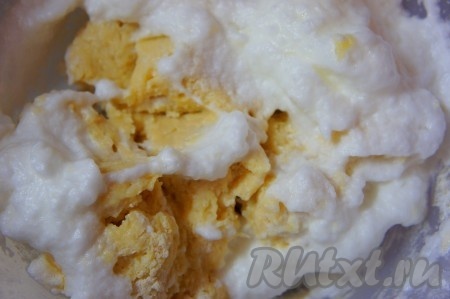 Белки добавить к тесту. Аккуратно перемешать. При необходимости добавить немного муки. Тесто для закуски готово!