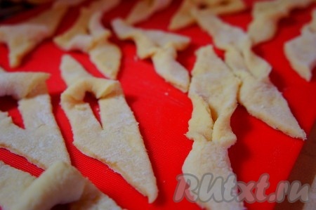 На столе, посыпанном мукой, раскатать полученную массу в пласт толщиной 3-4 мм. Нарезать ромбиками. Внутри каждого ромба сделать разрез и вывернуть тесто с двух сторон внуть этого разреза (как на фото). Жарить картофельный хворост на сковороде в хорошо разогретом растительном масле с двух сторон до золотистого цвета.