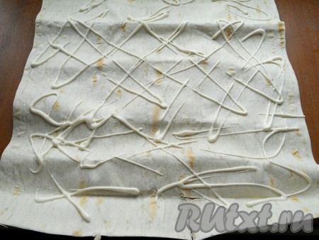 Лист лаваша смазать майонезом - слишком не нужно, просто нарисовать сеточку.