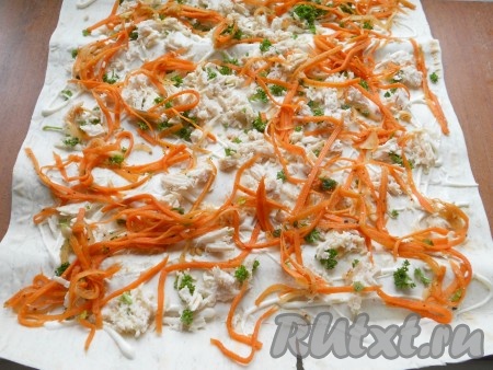 На курицу выложить половину маринованной моркови, хорошо отжатой от жидкости.
