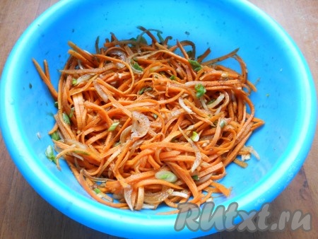 Всыпать сахар, добавить измельченный зеленый лук и тщательно все перемешать. Оставить морковь для маринования на 30 минут.