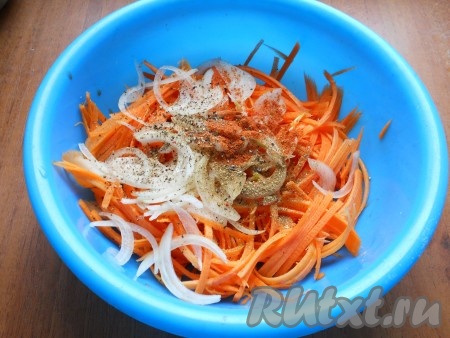 Лаваш нужен прямоугольной формы. Куриное филе заранее отварить в подсоленной воде до готовности, остудить и обсушить. Морковь натереть на терке для корейской моркови. Добавить нарезанный тонкими полукольцами репчатый лук. Посыпать красным и черным молотыми перцами, добавить кориандр.
