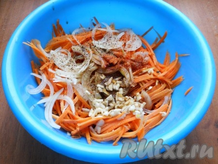 Сюда же добавить нарезанный мелкими кусочками чеснок, влить соевый соус.
