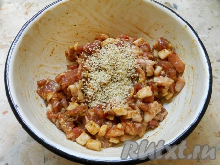 Фарш тщательно вымешать до тех пор, пока он не станет липким, далее добавить кунжут и снова все перемешать.
