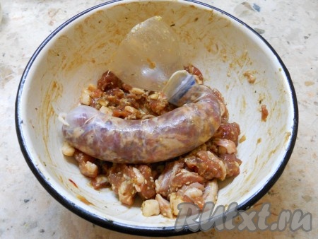 Черева свиные (кишки) замочить на 3-4 часа в небольшом количестве холодной воды с 1 чайной ложкой столового уксуса или лимонного сока. Далее черева внутри следует промыть под проточной водой, надев кишку на гусак крана. Наполнить кишки фаршем не слишком плотно, перевязав края.
