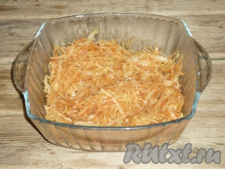 На растительном масле обжарить лук,&nbsp;помешивая, в течение 3-4 минут. Добавить капусту. Посолить, поперчить и готовить 5 минут. Затем влить томатный сок и тушить под крышкой, периодически помешивая, 5-10 минут. Остудить до комнатной температуры и начинка для пончиков готова.&nbsp;
