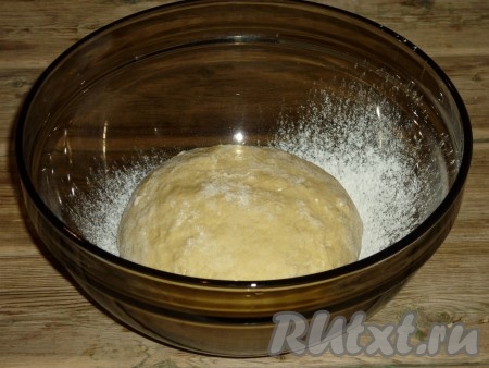 Всыпать частями просеянную муку и замесить мягкое тесто, которое не липнет к рукам. Накрыть полотенцем и оставить на&nbsp;теплом месте на 1 час.&nbsp;
